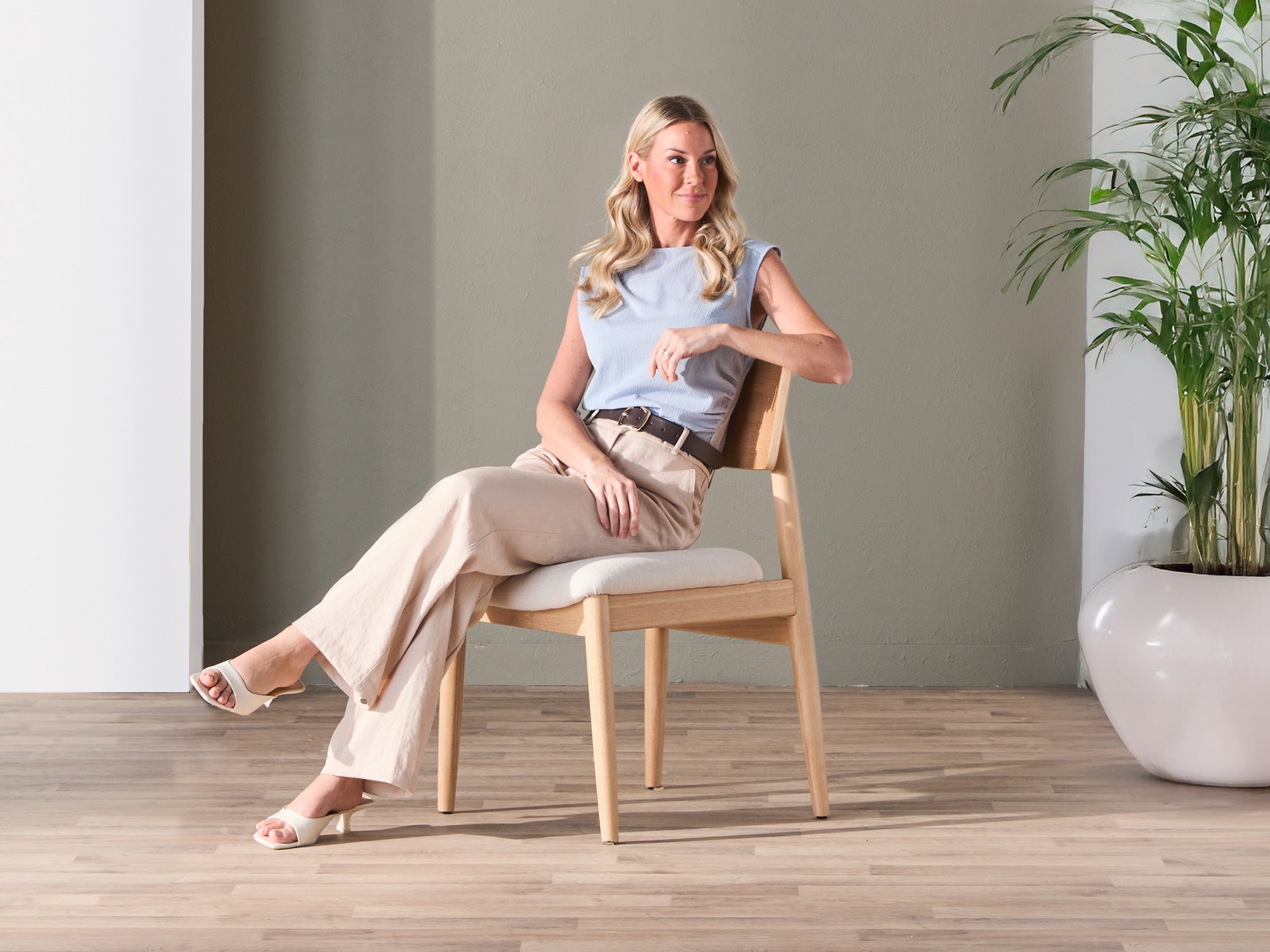 Chaise de salle à manger à dossier enveloppant, chêne scandinave — vue 7