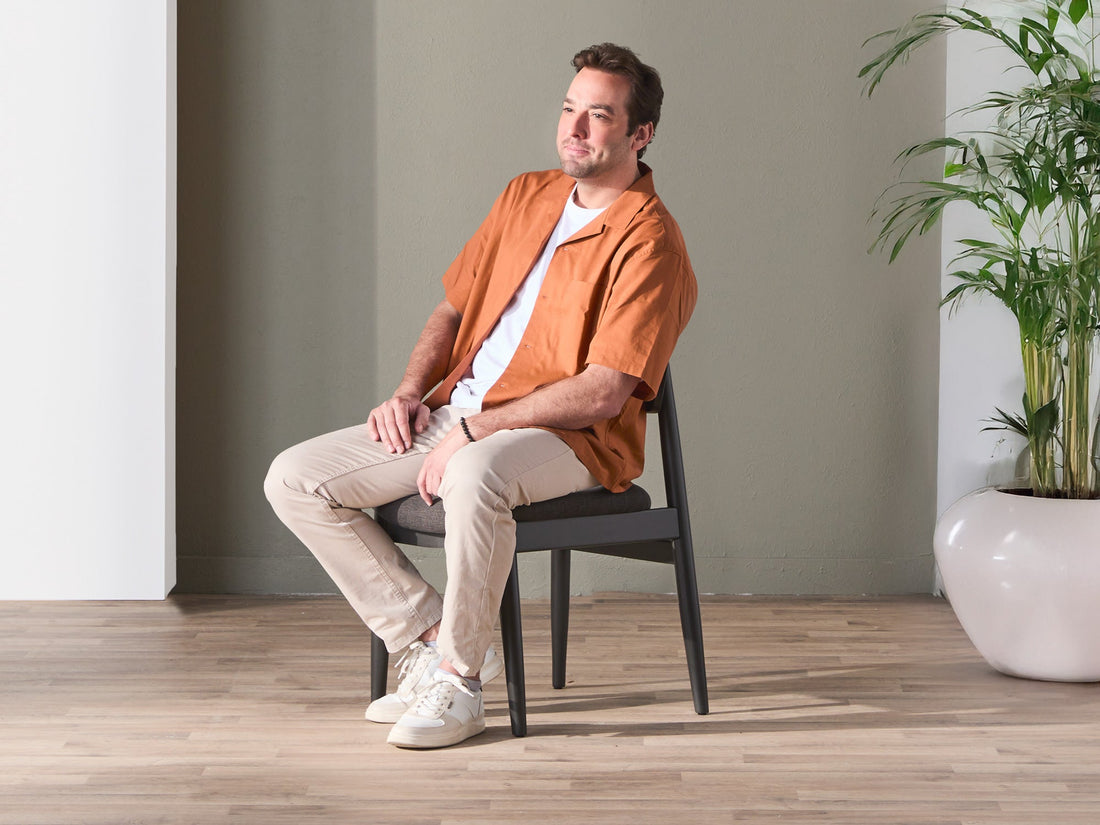 Chaise de salle à manger à dossier enveloppant, hickory fumé — vue 7