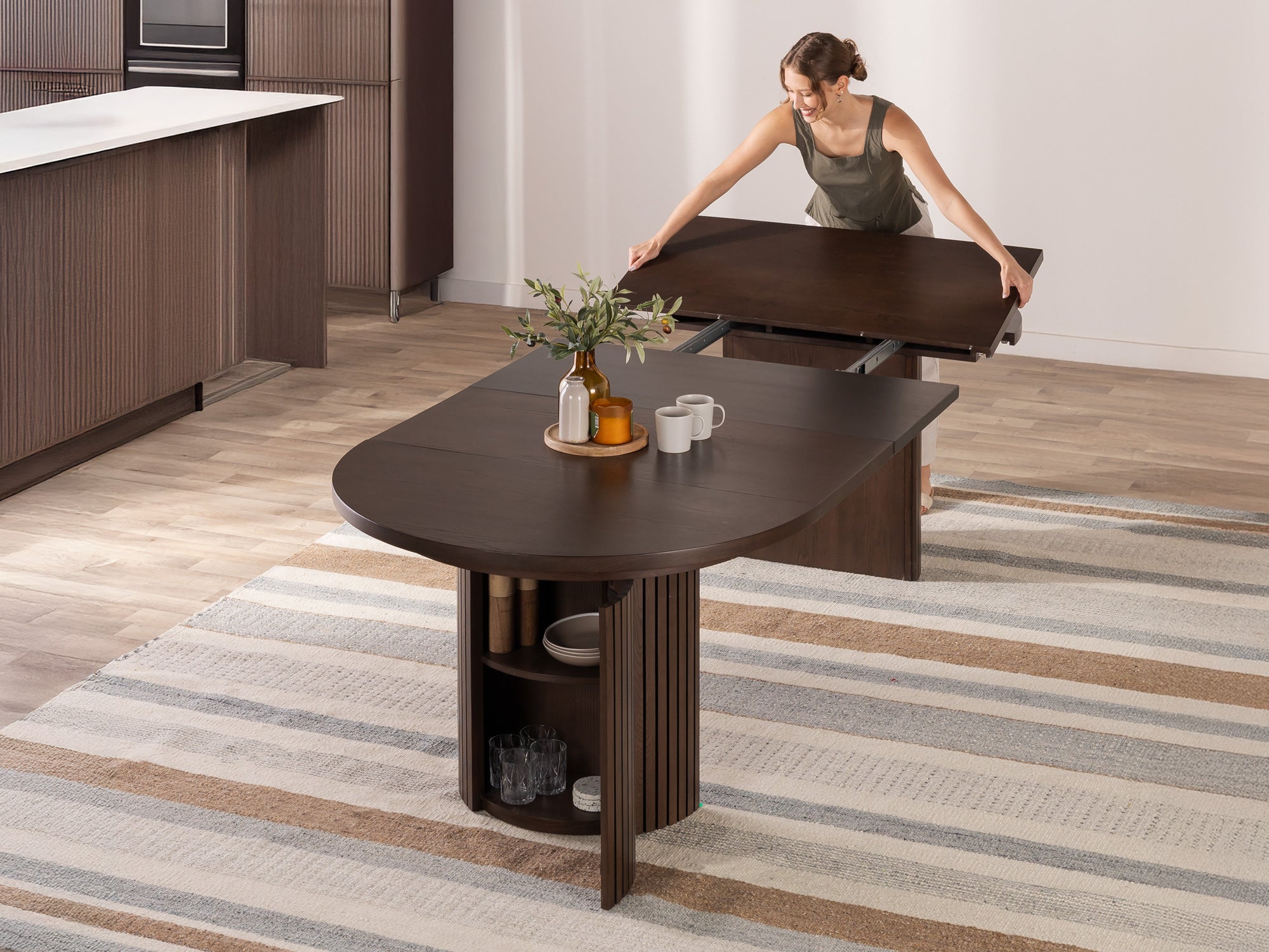 Table ronde extensible en bois, ovale jusqu’à 10 personnes, noyer brun — vue 7