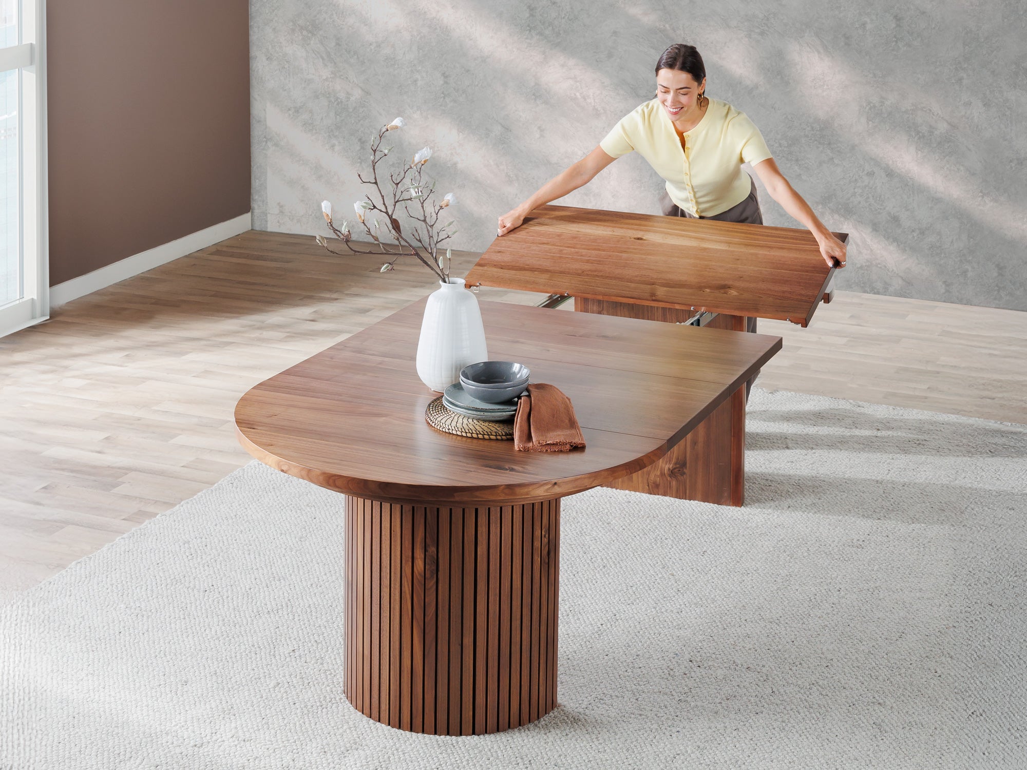 Table ronde extensible en bois, ovale jusqu’à 10 personnes, noyer brun — vue 8